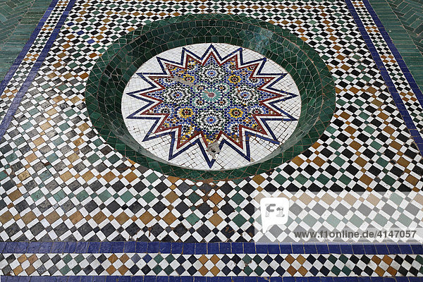 Boden aus Dekorfliesen (Zellij)  Palast Dar Mnebhi  Musée Privé de Marrakech  Marokko  Afrika