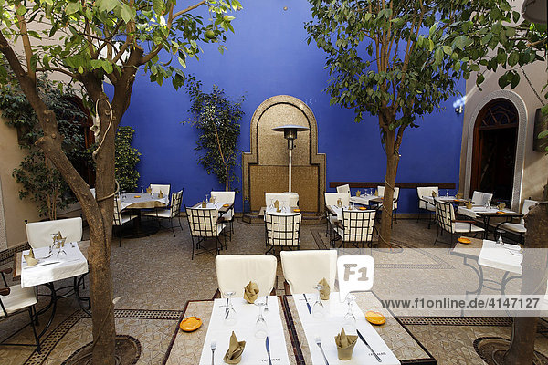 Romantischer Innenhof des Café Arabe  historische Medina  Marrakesch  Marokko  Afrika