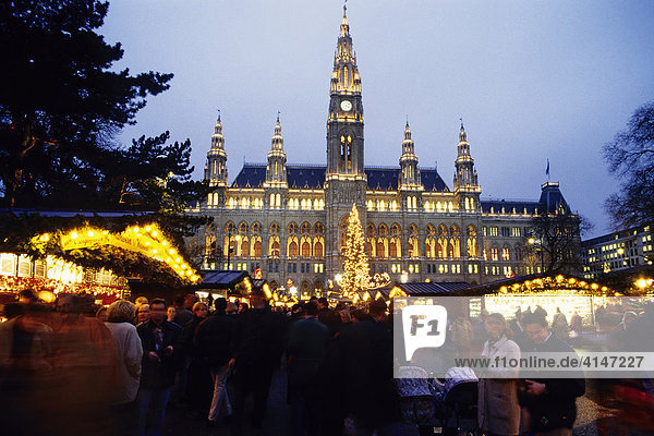 Illuminated city hall building  Christmas decorations  evening  Vienna  Austria  Europe