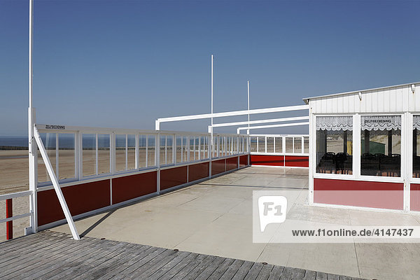 Strandpavillon mit leerer Terrasse  Vorsaison  Zoutelande  Walcheren  Zeeland  Niederlande  Europa
