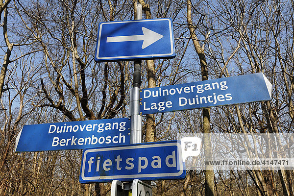 Wegweiser in den Dünen  Radfahrerweg  Fietspad  Domburg  Walcheren  Zeeland  Niederlande  Europa