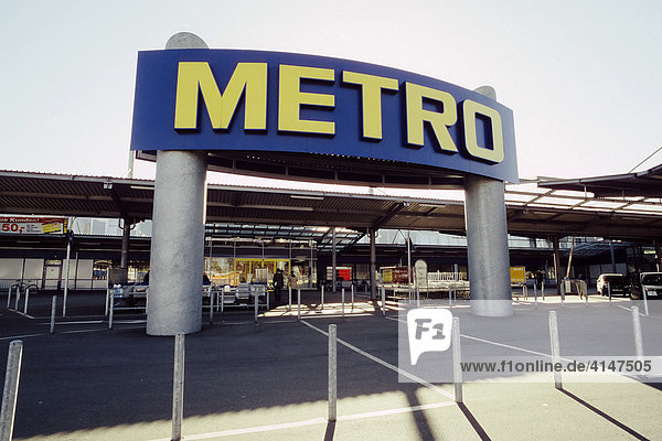 Metro Cash & Carry  Supermarkt-Eingang  Düsseldorf  Nordrhein-Westfalen  Deutschland  Europa