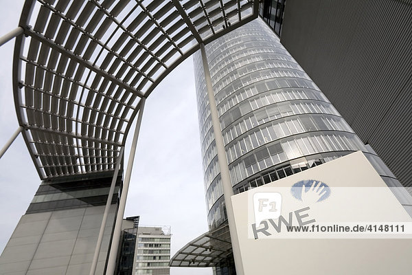 RWE Firmenschild vor dem RWE-Turm  genannt Power Tower  die Firmenzentrale von Deutschlands größtem Stromversorger  Essen  NRW  Deutschland