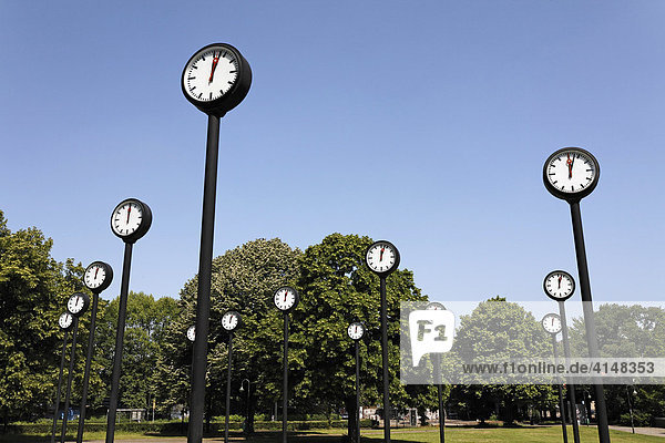 Synchronzeit  Uhreninstallation mit Bahnhofsuhren  Volkspark  Düsseldorf  NRW  Deutschland