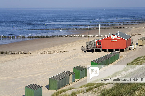 Leerer Strand mit Strandpavillon an der Nordsee  Zoutelande  Zeeland  Niederlande