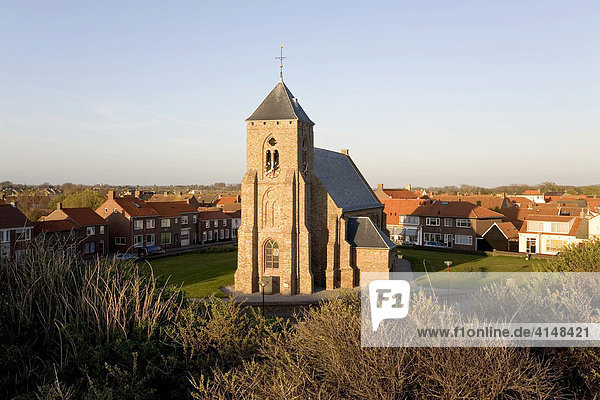 Kirche und Dorfplatz in Zoutelande  Zeeland  Niederlande