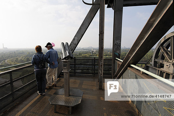 Pärchen auf der Aussichtsplattform von Hochofen 5  ehemaliges Thyssen Stahlwerk Meiderich  Landschaftspark Duisburg-Nord  NRW  Deutschlands