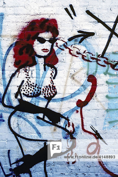 Graffiti einer rothaarigen Frau mit Stiefel und BH  New York City  USA