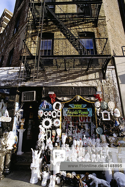Italienischer Souvenirladen in altem Haus mit Feuerleitern  Greenwich Village  New York City  USA