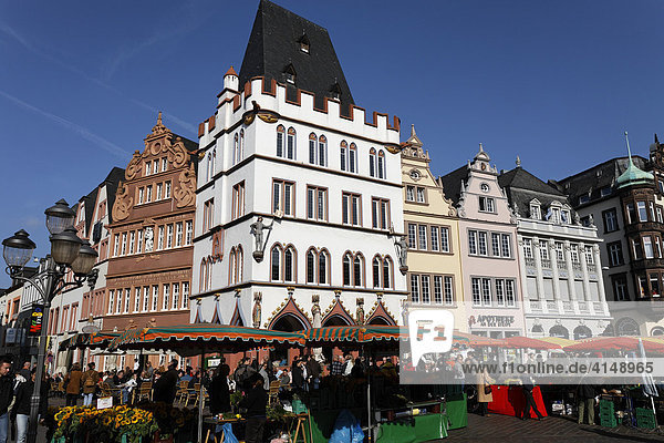 Hauptmarkt mit Staupe und Rotem Haus  Trier  Rheinland-Pfalz  Deutschland