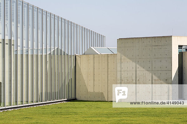 Sichtbeton-Wände und Glasfront  Kunstmuseum Langen Foundation  ehemalige US Raketenstation  Hombroich  Neuss  NRW  Deutschland
