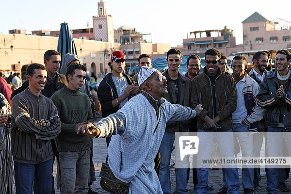 Berber Spaßmacher inmitten von Zuschauern  Djemaa el-Fna  Marrakesch  Marokko  Afrika