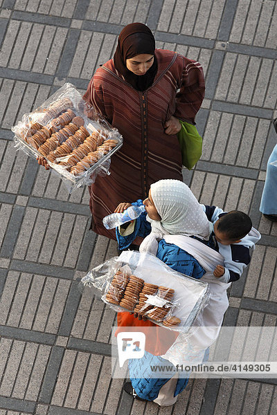 Frauen mit Kopftuch verkaufen Gebäck auf dem Djemaa el-Fna  Marrakesch  Marokko  Afrika