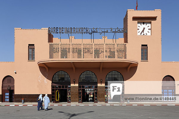 Zwei Marokkanerinnen gehen zum Bahnhofsgebäude  Marrakesch  Marokko  Afrika