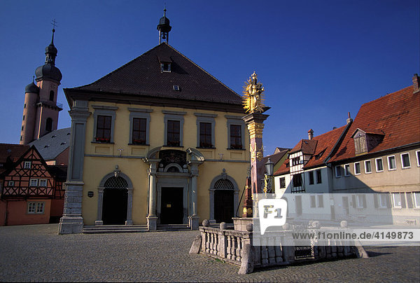 DEU  Eibelstadt am Main  Bayern  Franken  Marktplatz mit Mariensaeule  Rathaus und Nikolauskirche