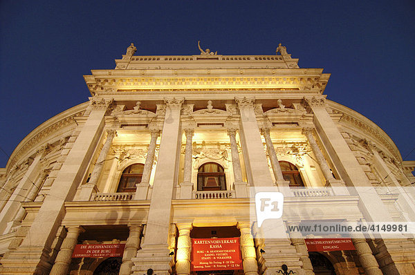 Burgtheater am Abend  Wien  Österreich