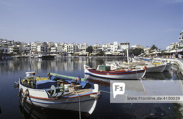 Fischerboote im Hafen von Santorini  Griechenland