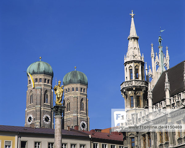 Blick vom Marienplatz auf die Türme der Frauenkirche mit Mariensäule und rechts dem Neuen Rathaus München Oberbayern