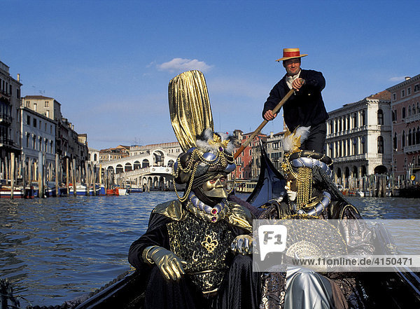 Masken in Gondel auf dem Canale Grande vor der Rialto-Brücke Karneval Venedig
