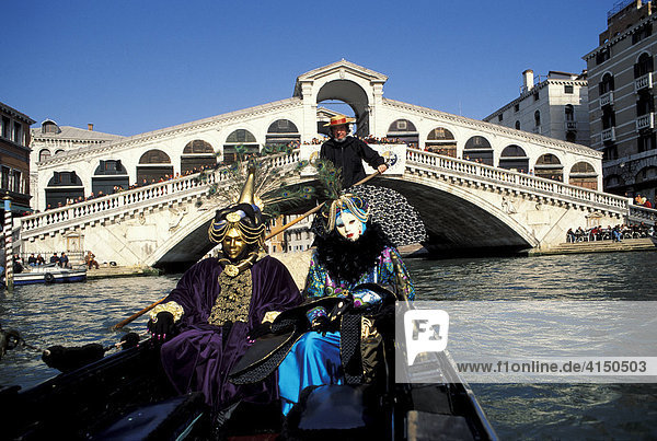 Masken in Gondel auf dem Canale Grande vor der Rialto-Brücke Karneval Venedig
