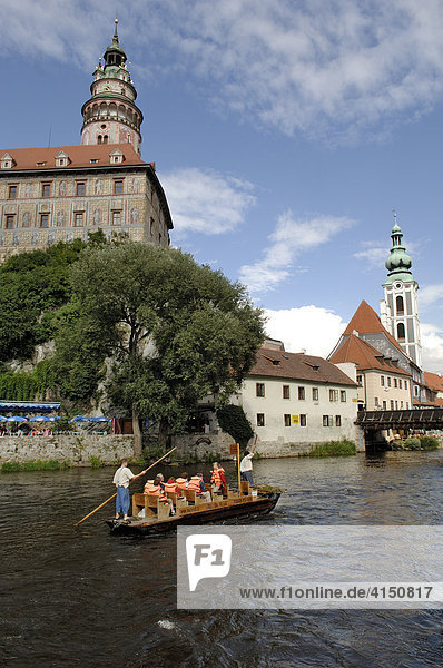 Touristen auf Floß auf der Moldau  Cesky Krumlov  Krummau  Südböhmen  Böhmen  Tschechien
