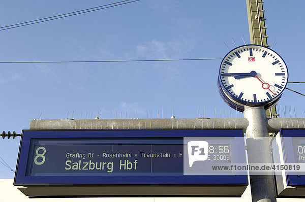 Hinweisschild und Uhr  Ostbahnhof München  Deutschland