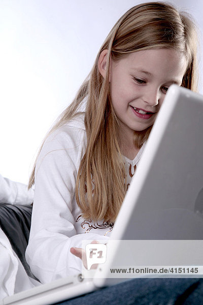 Mädchen spielt auf dem Laptop