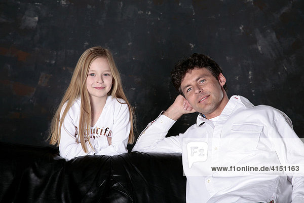 Vater und Tochter sitzen gemütlich beieinander