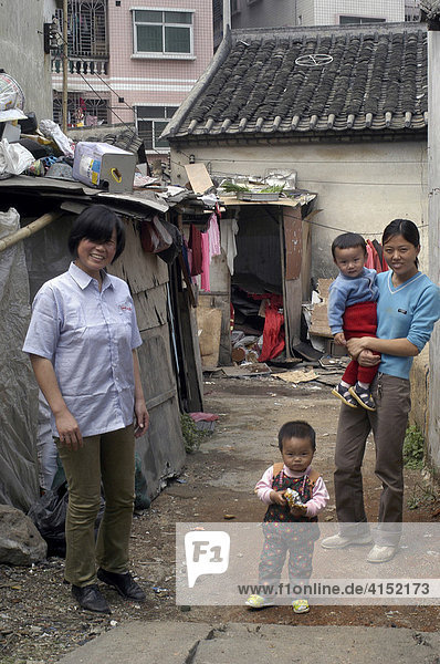 Freundliche Frauen mit ihren Kindern in den Slums von Dong Guan  China