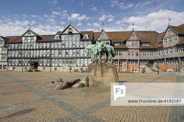 Martplatz mit Brunnendenkmal von Herzog August  Wolfenbüttel  Niedersachsen  Deutschland