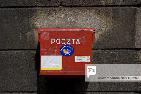 Roter Briefkasten der polnischen Post in Lodz  Polen  Europa