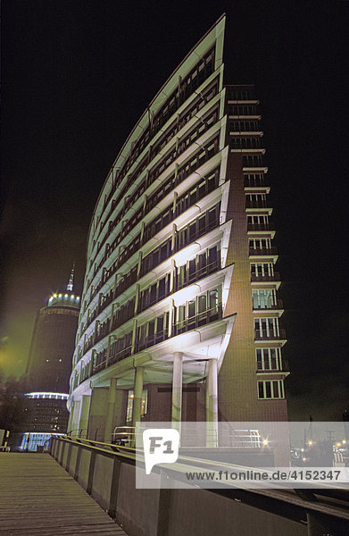 Nächtlich beleuchtetes Gebäude des Hanseatic Trade Center HTC in der Hamburger Hafencity