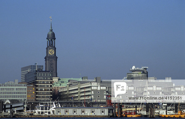 Der Turm des Hamburger Michels überragt die Gebäude an den Landungsbrücken im Hamburger Hafen