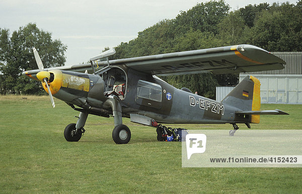 Dornier DO27 im Einsatz zum Absetzen von Fallschirmspringern