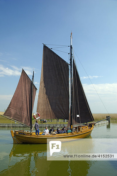 Ein traditionelles Zeesboot läuft zu einer Rundfahrt aus dem Hafen von Althagen bei Ahrenshoop aus Deutschland