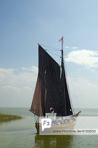 Ein traditionelles Zeesboot läuft zu einer Rundfahrt aus dem Hafen von Althagen bei Ahrenshoop aus