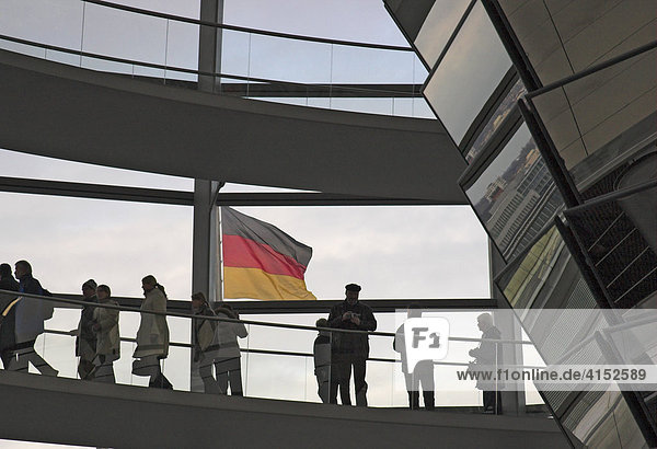 Besucher in der Kuppel des Reichstages in Berlin Deutschland