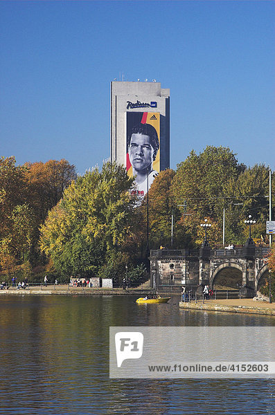 Fußballspieler Michael Ballack (Deutschland) auf einem riesigen Werbeplakat der Firma Adidas an der Fassade des Radisson SAS Hotels in Hamburg
