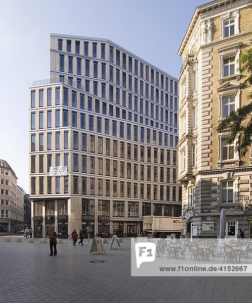 Modernes Bürogebäude in den Colonaden in Hamburg