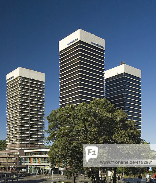 Die Hochhäuser des Mundsburg Centers in Hamburg ragen in den blauen Himmel