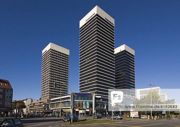 Die Hochhäuser des Mundsburg Centers in Hamburg ragen in den blauen Himmel