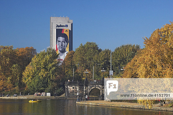 Fußballspieler Michael Ballack (Deutschland) auf einem riesigen Werbeplakat der Firma Adidas an der Fassade des Radisson SAS Hotels in Hamburg