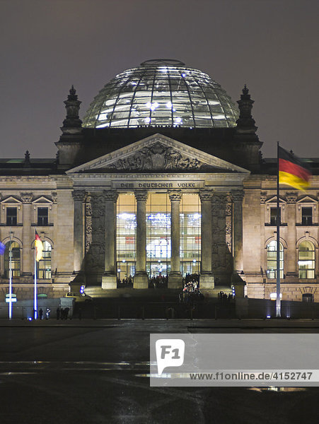 Reichstag in Berlin mit Kuppel und Flagge bei Nacht  Deutschland