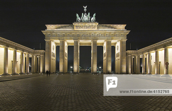 Brandenburger Tor bei Nacht  Berlin  Deutschland