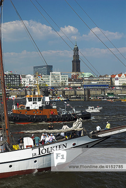 Historisches Segelschiff im Hamburger Hafen während des 817. Hafengeburtstags 2006  Hamburg  Deutschland