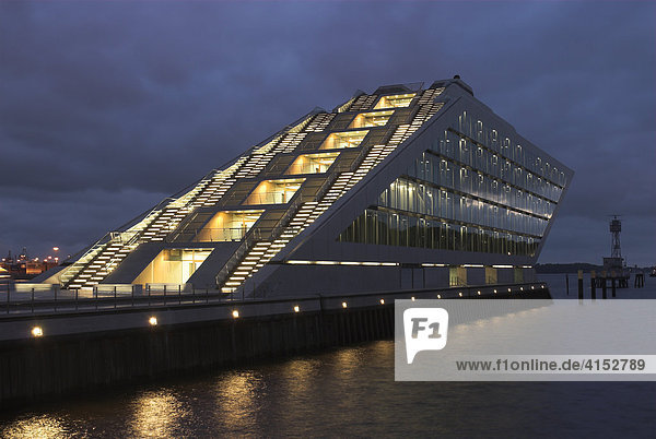 Modernes Bürogebäude Dockland an der Elbe im Hamburger Fischereihafen bei Nacht  Hamburg  Deutschland