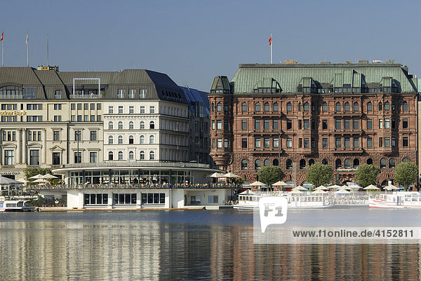 Blick über die Alster mit Jungfernstieg und Alsterpavillon  Hamburg  Deutschland