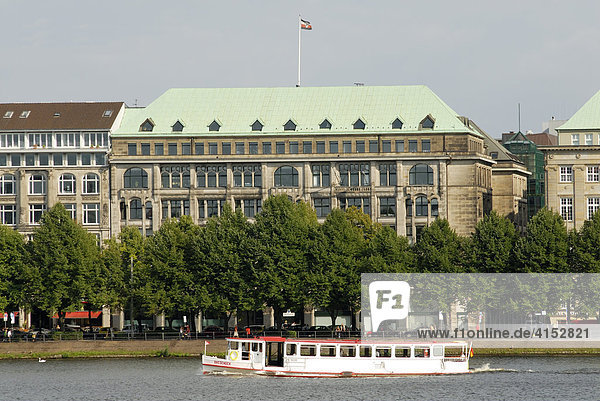 Ein Alsterdampfer fährt auf der Binnenalster vor der Kulisse der Kontorhäuser am Ballindamm in Hamburg  Deutschland
