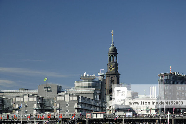 Der Turm der St. Michaelis Kirche überragt die modernen Bürogebäude des Gruner und Jahr Verlages am Hamburger Hafen  Hamburg  Deutschland
