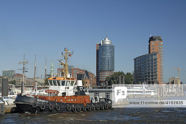 Ein Hafenschlepper liegt vor den modernen Bürogebäuden des Hanseatic Trade Center an der Kehrwiederspitze im Hamburger Hafen  Hamburg  Deutschland